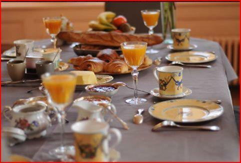 Villa Castel Maison-Table D'Hotes & Jardin-Refuge De Biodiversite Rillieux-la-Pape 外观 照片